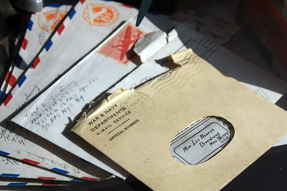 Enveloppes ouvertes et lettres éparpillées sur une table