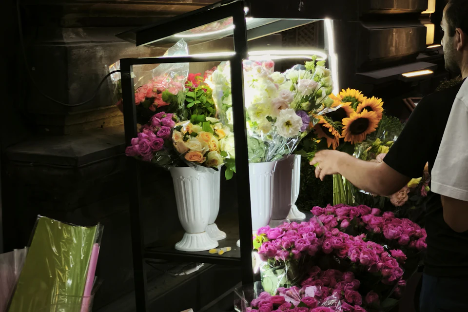Fleuriste arrangeant des bouquets colorés dans sa boutique