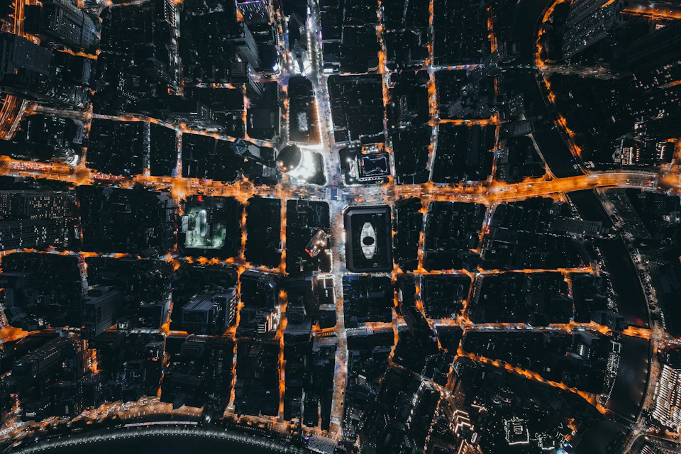 Vue aérienne d'une ville la nuit avec ses rues éclairées