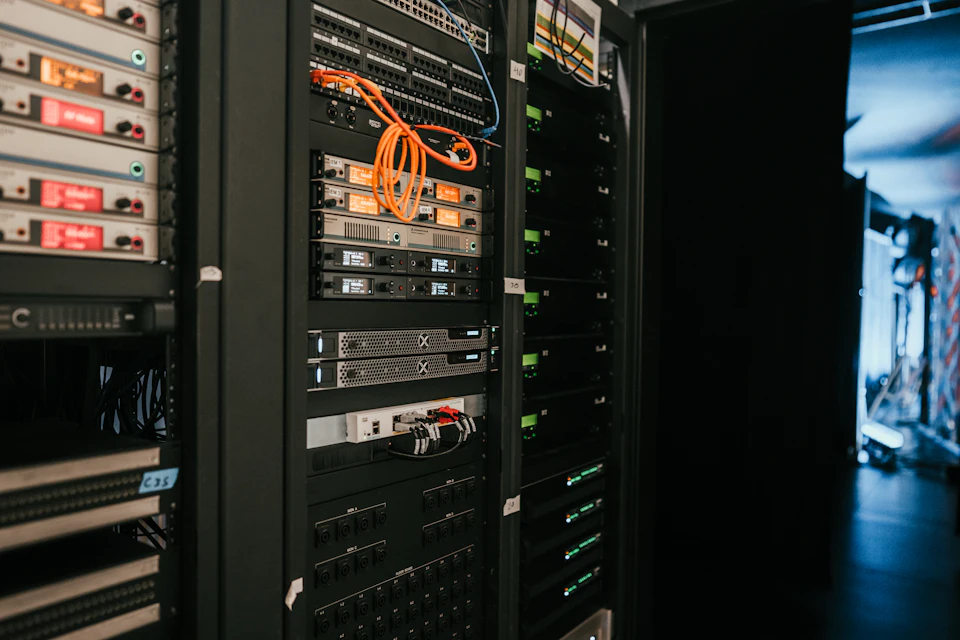 Baies de serveurs informatiques avec câbles dans une salle technique
