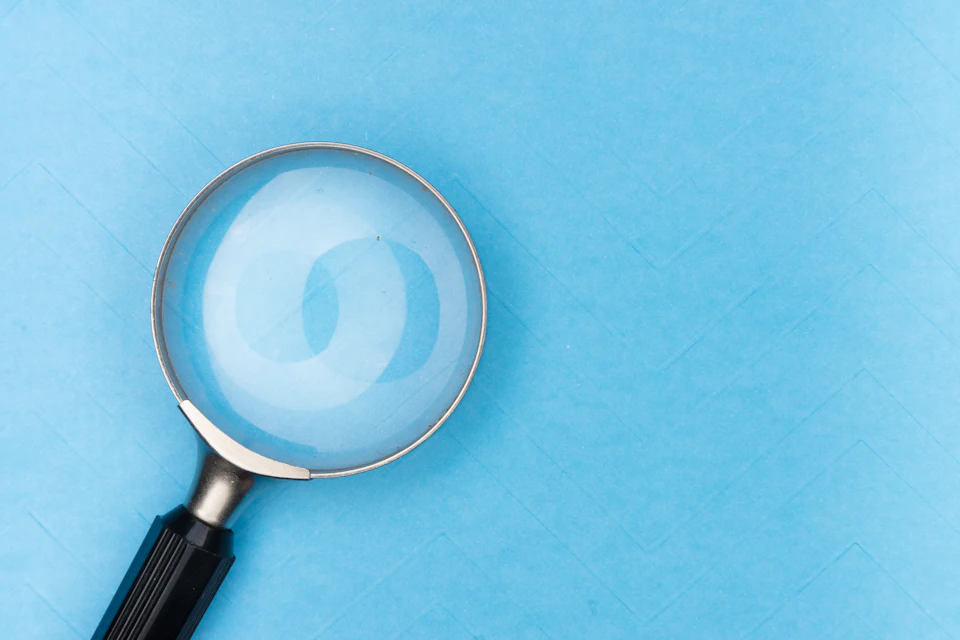 Loupe posée sur une surface bleue vue de dessus